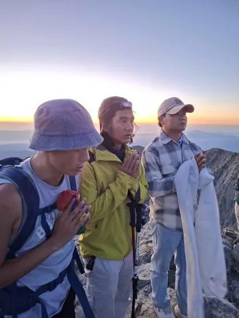 Bénévoles et exilés lors d'une excursion au Canigou